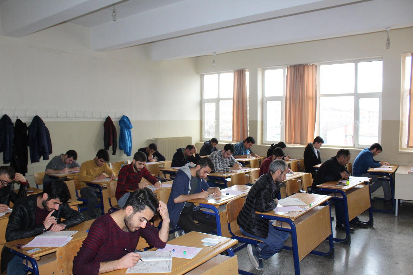 Elazığ'da Siyer Sınavı 19 merkezde gerçekleştirildi
